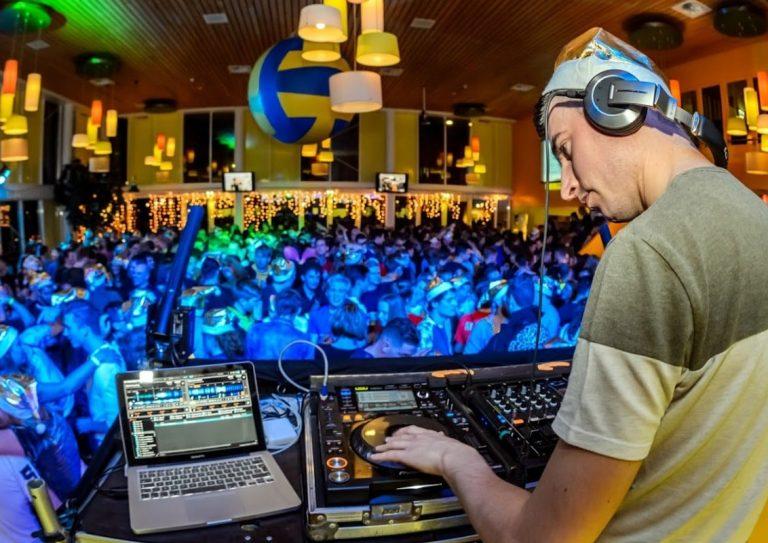 DJ Koen op Trivos Nachtvolleybaltoernooi in Wijchen